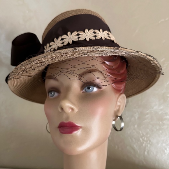 LOVELY 1950s\' TAN STRAW FEDORA WITH WIDE BAND, APPLIQUÉ & VEIL
